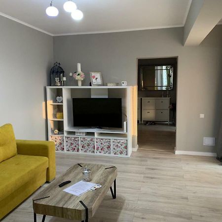 3 Room Apartment 2 Minutes Away From Ploiesti Bagian luar foto