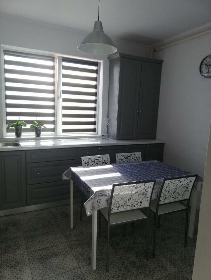 3 Room Apartment 2 Minutes Away From Ploiesti Bagian luar foto