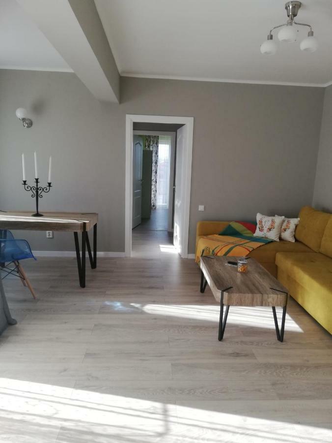 3 Room Apartment 2 Minutes Away From Ploiesti Bagian luar foto