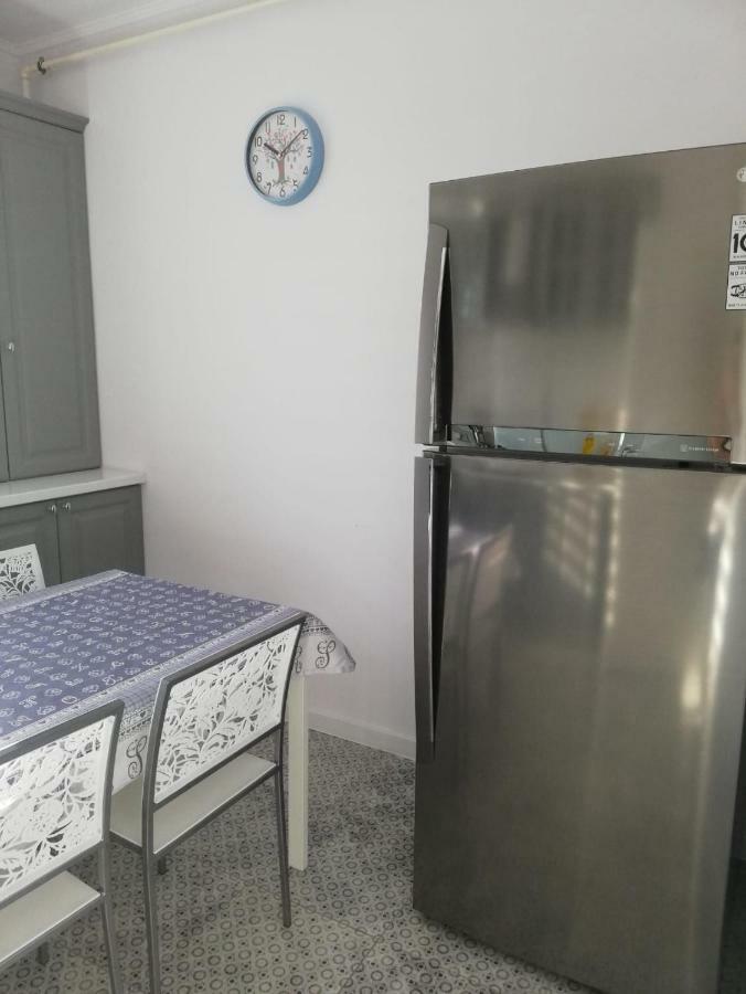 3 Room Apartment 2 Minutes Away From Ploiesti Bagian luar foto