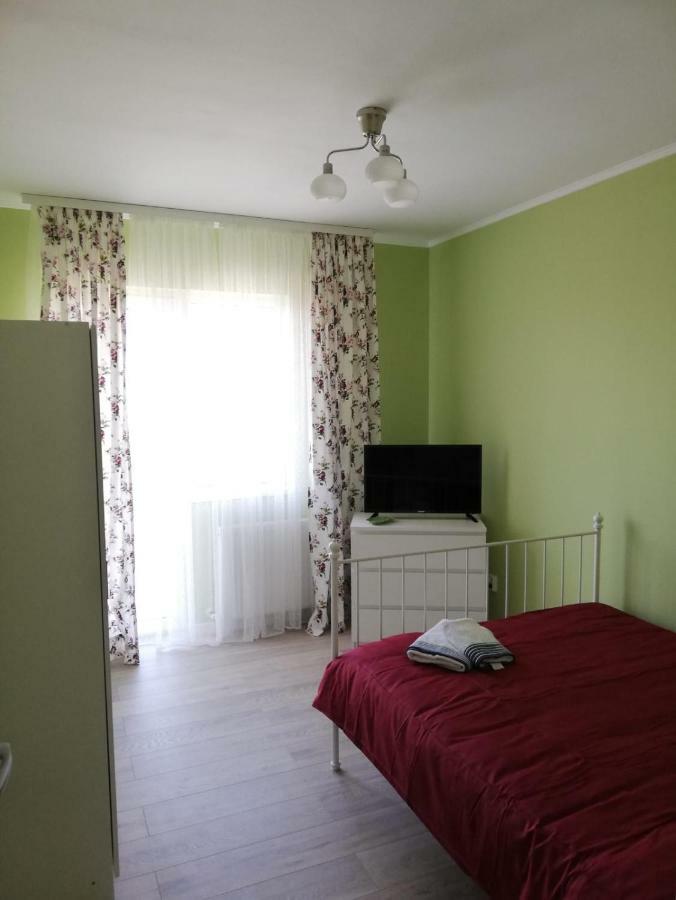 3 Room Apartment 2 Minutes Away From Ploiesti Bagian luar foto