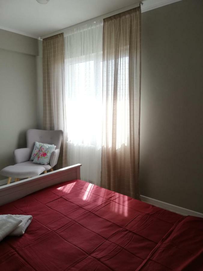 3 Room Apartment 2 Minutes Away From Ploiesti Bagian luar foto