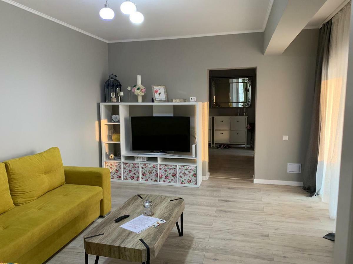 3 Room Apartment 2 Minutes Away From Ploiesti Bagian luar foto