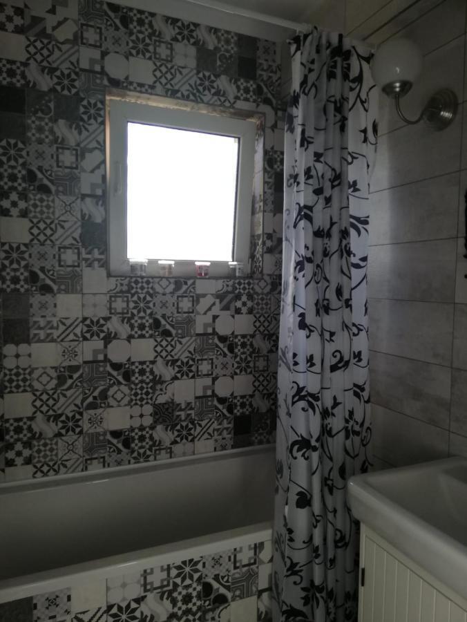 3 Room Apartment 2 Minutes Away From Ploiesti Bagian luar foto